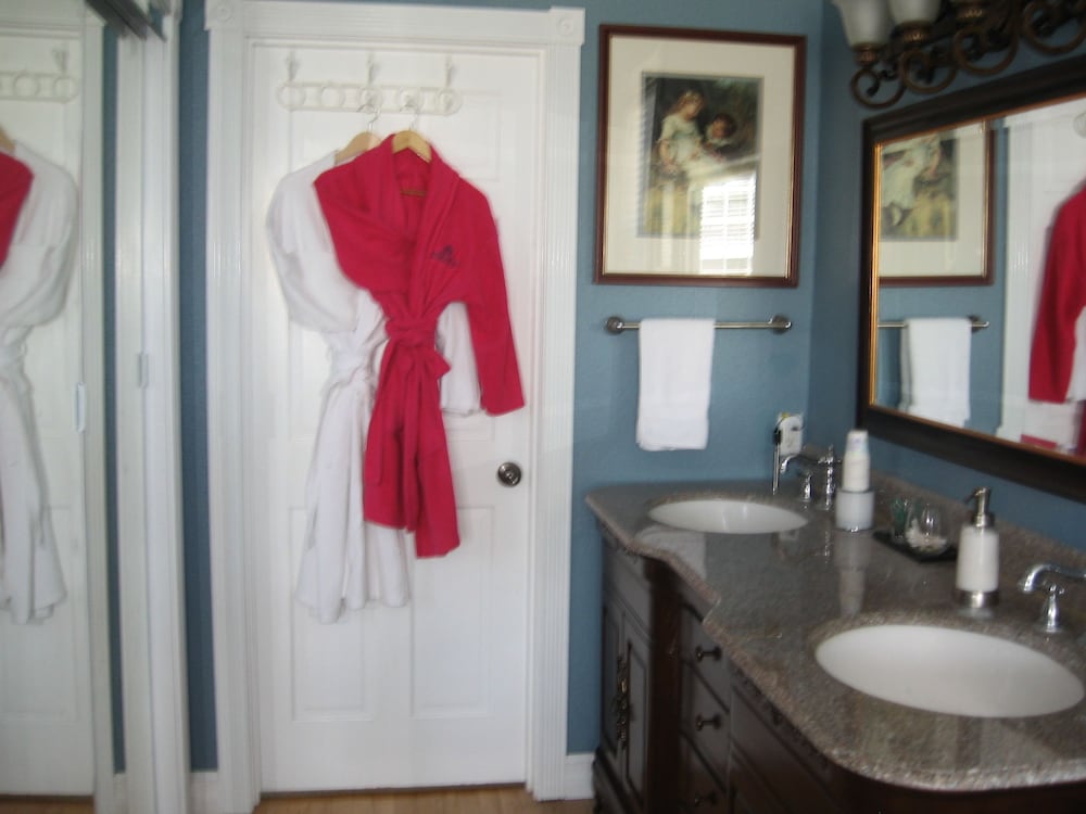 The Collins Inn and Seaside Cottages - Adults Only