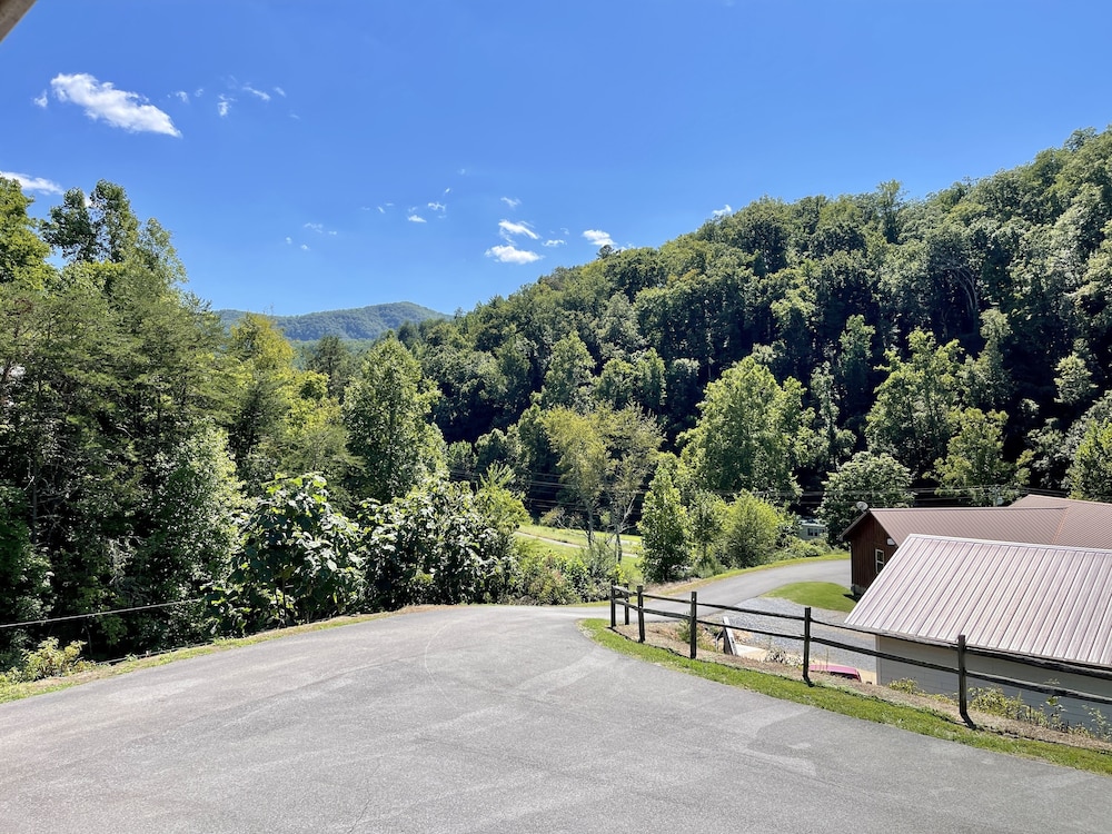 Double L Ranch 1 Bedroom Farmhouse by RedAwning view 3