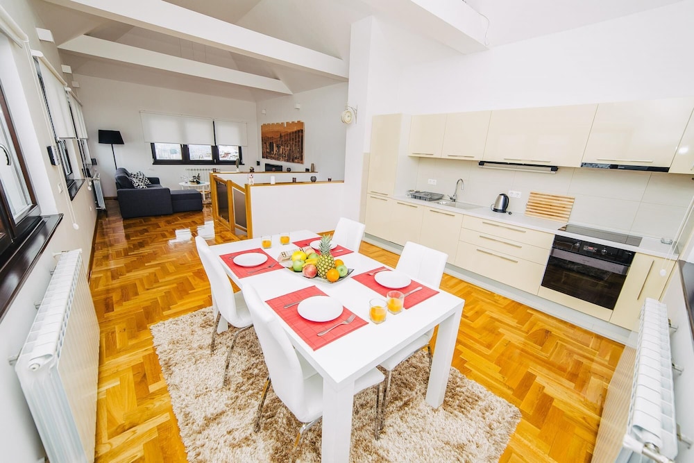 Luxury 3 Story House- Best View- Free Parking