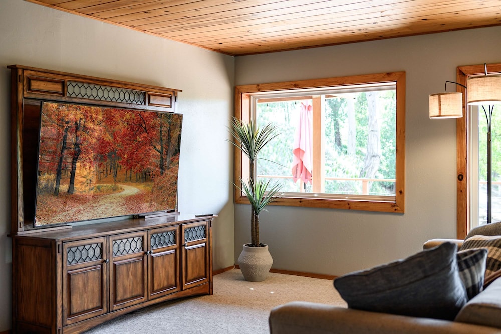 Mountain View Family Retreat w Game Room Scenic Decks