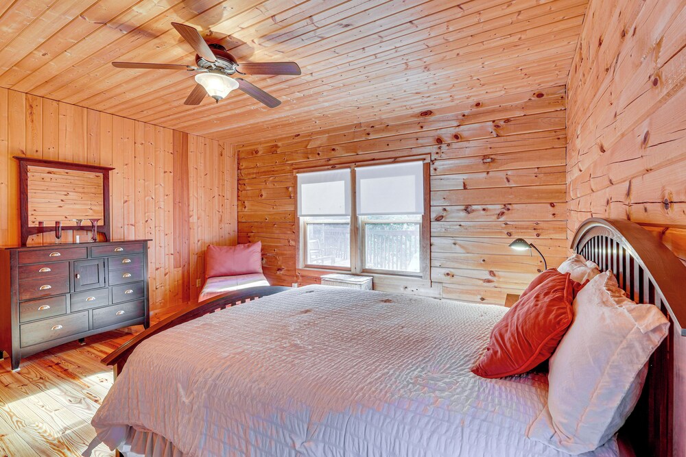 15 Mi to Snowshoe Resort: Cabin w/ Deck & Fire Pit