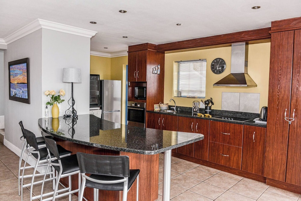 Charis to Theo - Relax in Style at This 3-bedroomed Langebaan Holiday House