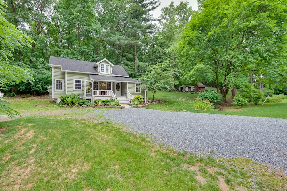 Charming Manheim Cottage w/ On-site Animal Viewing view 3