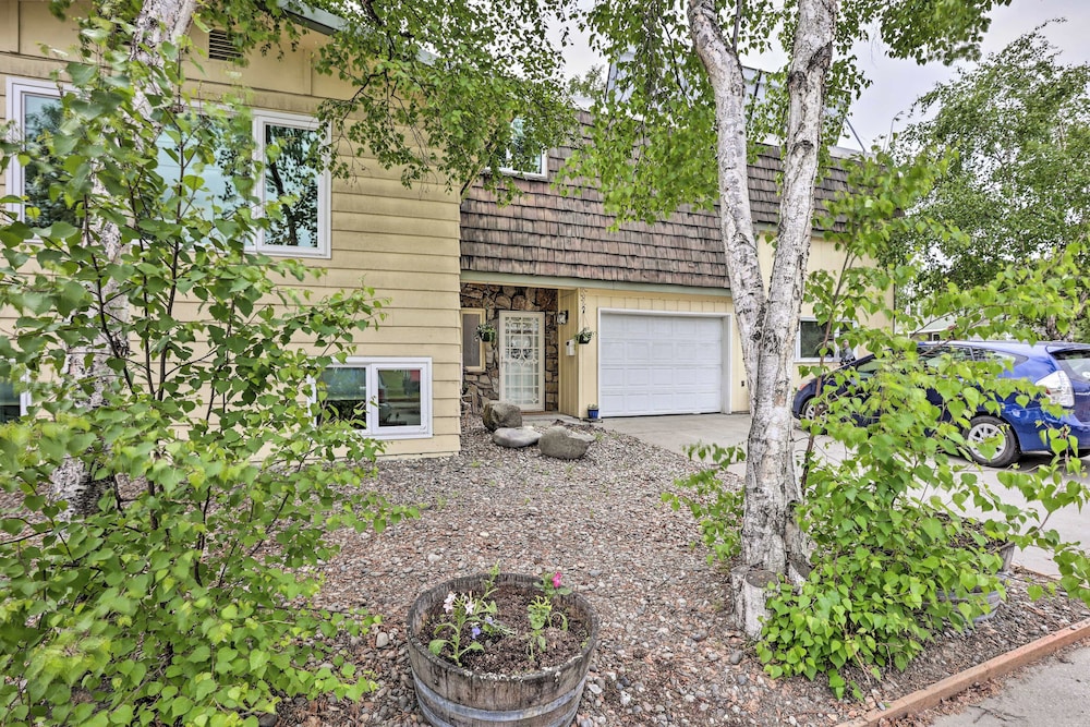 Vibrant 3BR Near Downtown w/ Fireplaces
