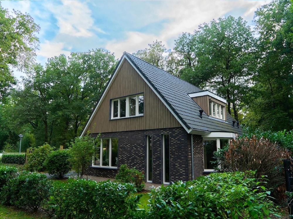 Spacious Villa in Hoenderloo view 4