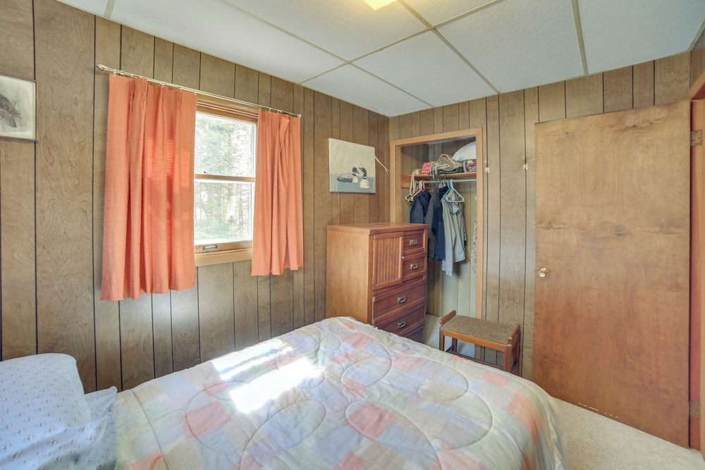 Dock & Fire Pit: Lakefront Cottage in Gould City!