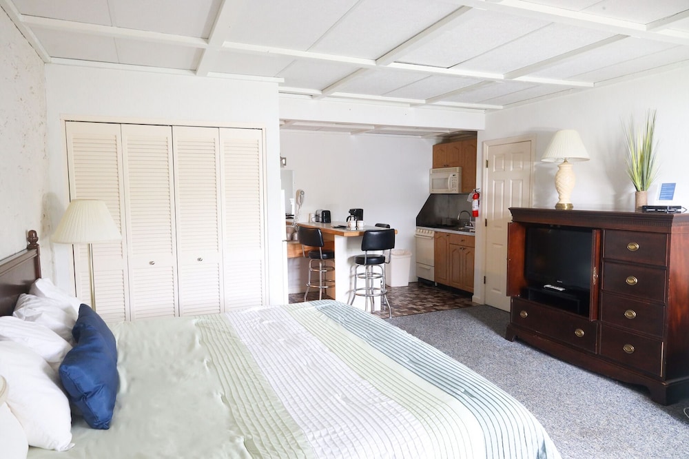 Green Harbor Waterfront Lodging - Property Image 4