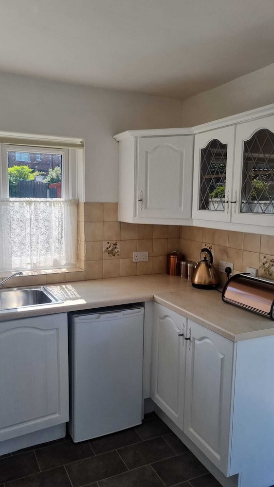 Doncaster-house-sleeps8-parking-garden