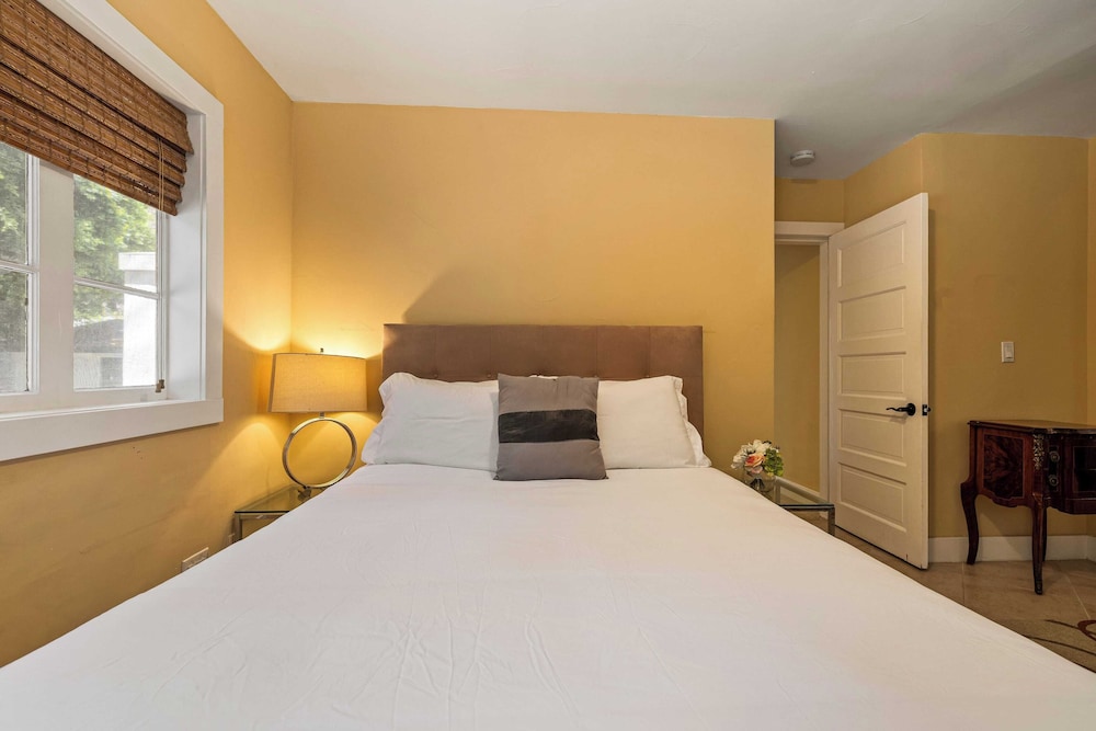 Dandelion by Avantstay Pool, 0.2mi to Downtown!