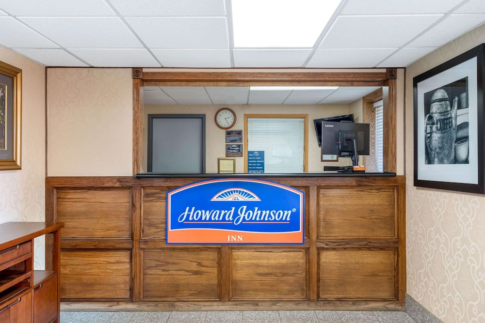 Gillette Vacations - Howard Johnson by Wyndham Gillette - Property Image 2