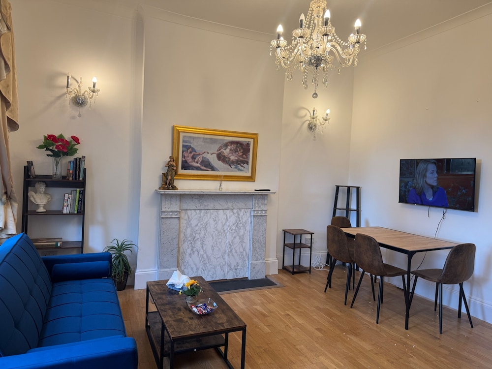 2 Bed Flat - Sleeps 4 - Parking - Wifi