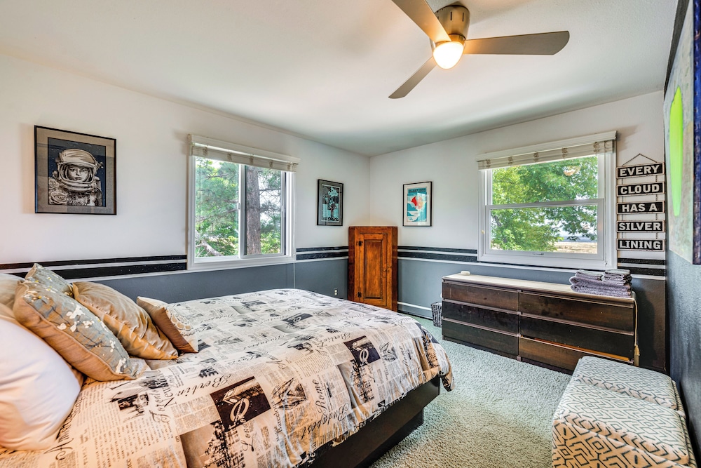 Mtn-view Home w/ Pickleball Court in Louisville!