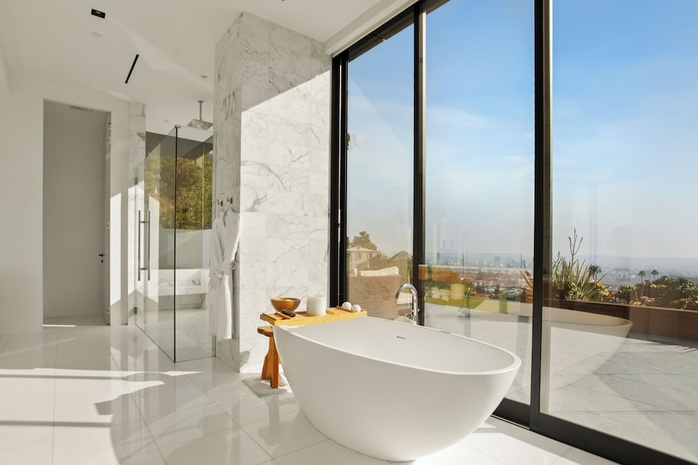 Belfast Estate - Mid-century Meets Modern - Luxe Poolside Villa
