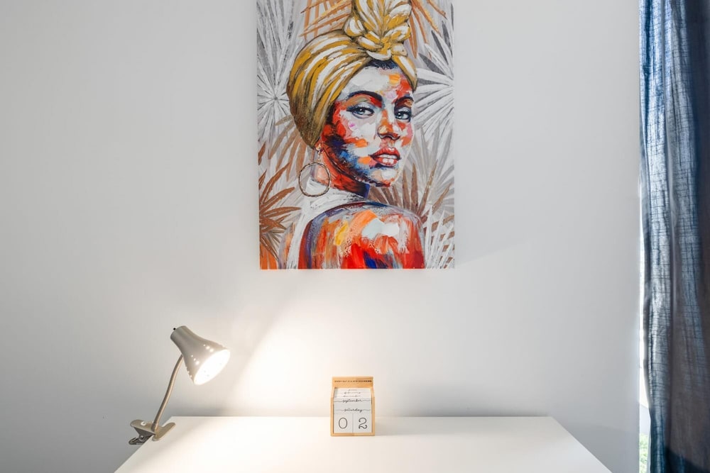 Cozy Downtown Pad- Luxe Rooftop Pool gym and More