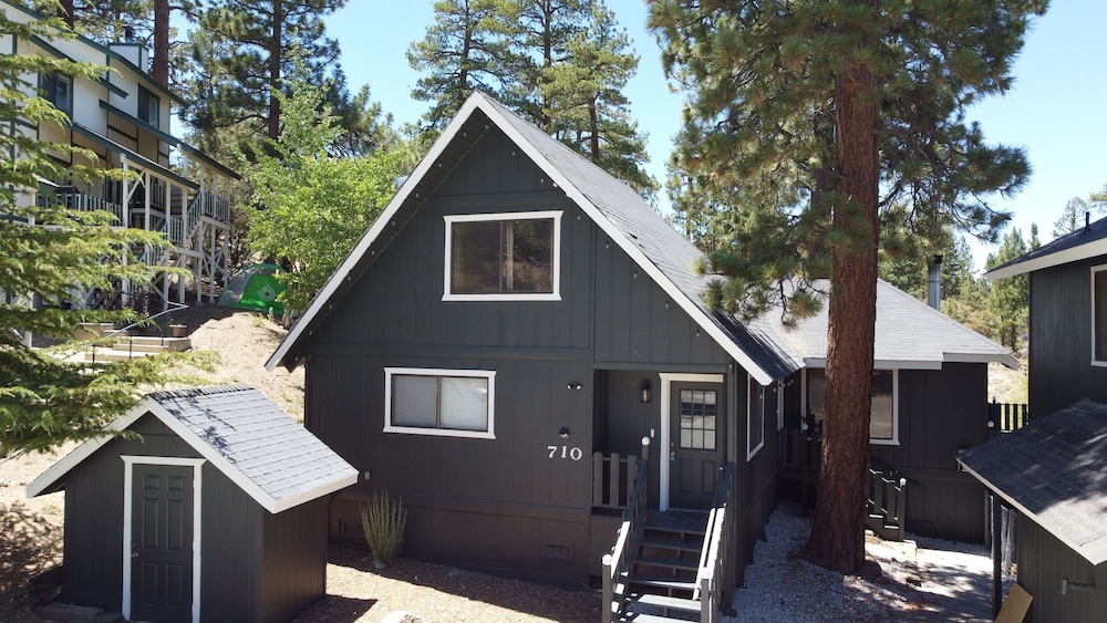 Village Bear 3 Bedroom Cabin by Redawning view 5