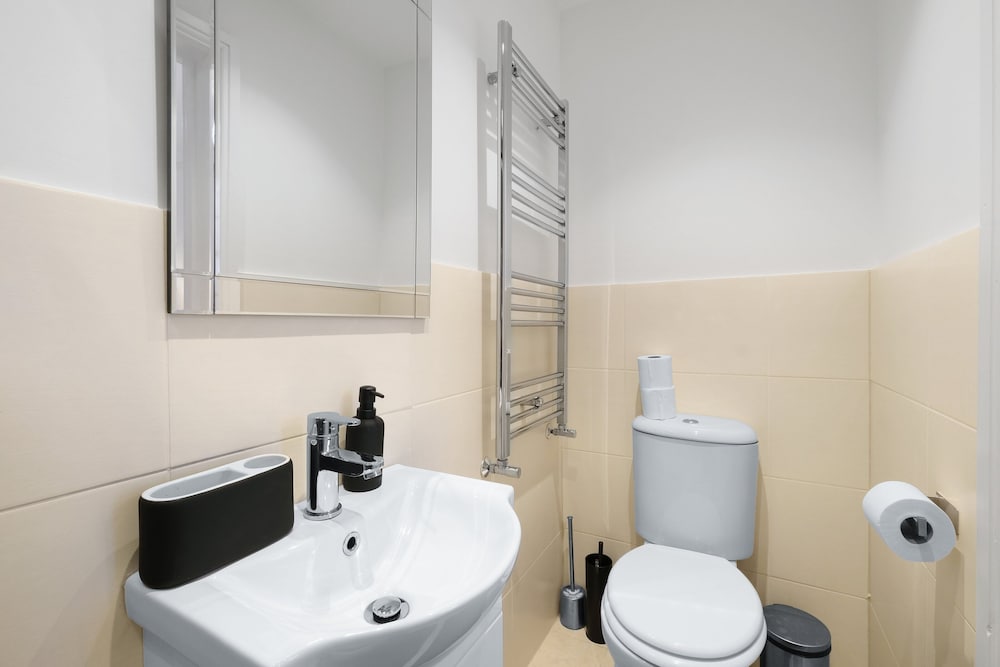 Luxury 3BR 2BA with Hot Tub and Garden