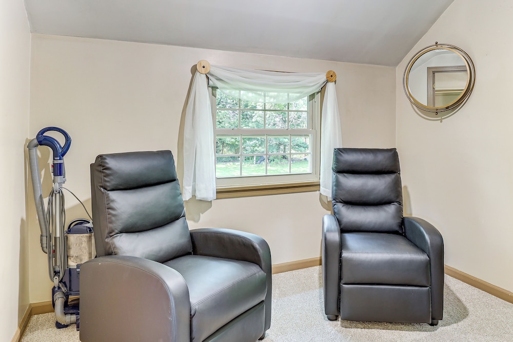 1 Mi to Dtwn Salem: Apt w/ Garage Access!