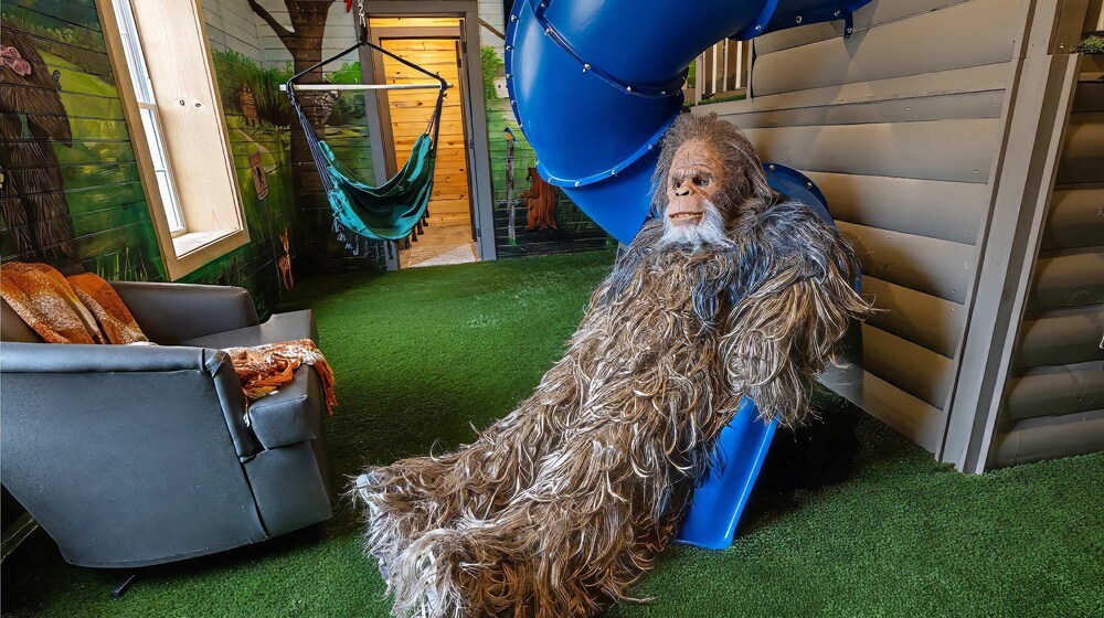 Bigfoot Bunkhouse Pool Views Theater Arcade Firepit Book Now