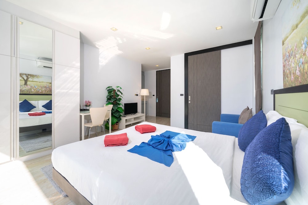 Vibrant Beach Life at Kata Villa UTK4