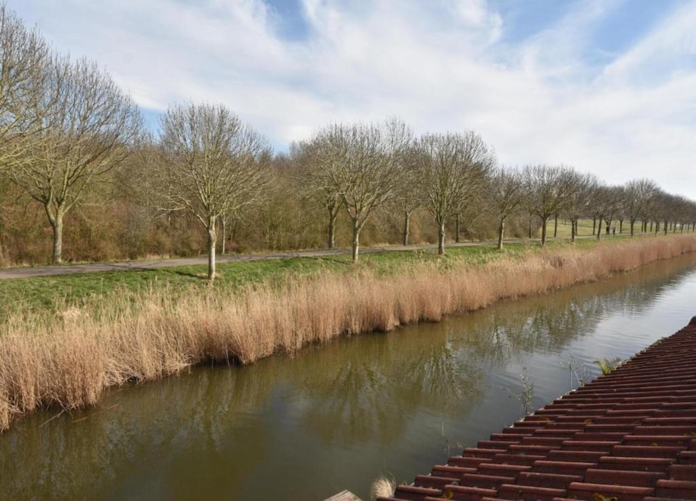 Bungalow in South Holland by the Water