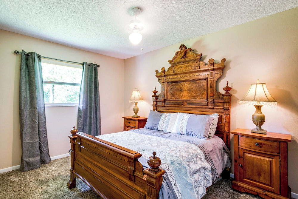 Explore Weeki Wachee Springs: Pet-friendly Home