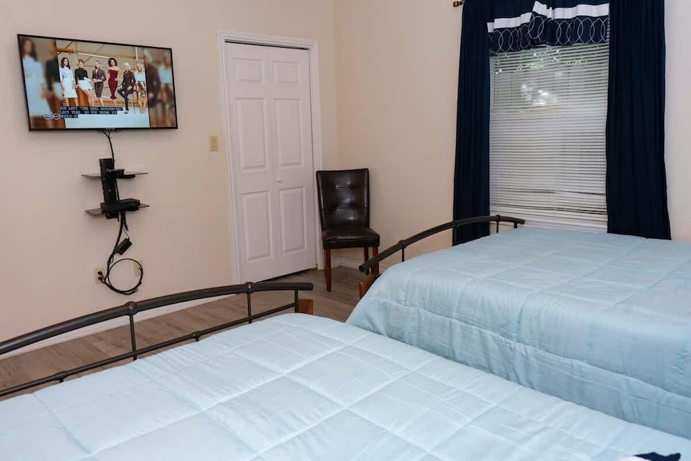 Open & Modern Pool #b Walk To Beach 2 Bedroom Condo
