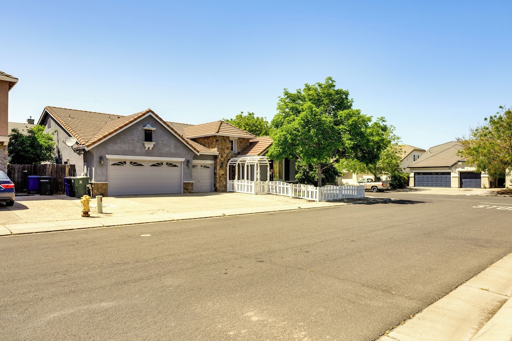 5 Mi to Dtwn Modesto: Family Home w/ Patio!