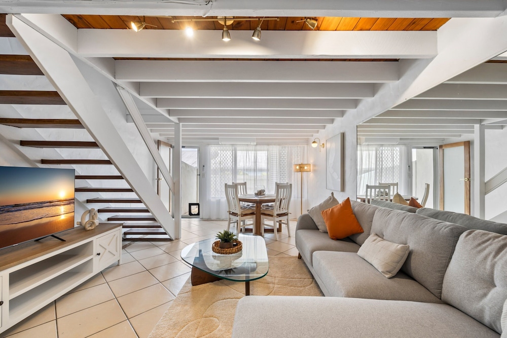Chic 2-bed Cabin-style Home by Mooloolaba Beach