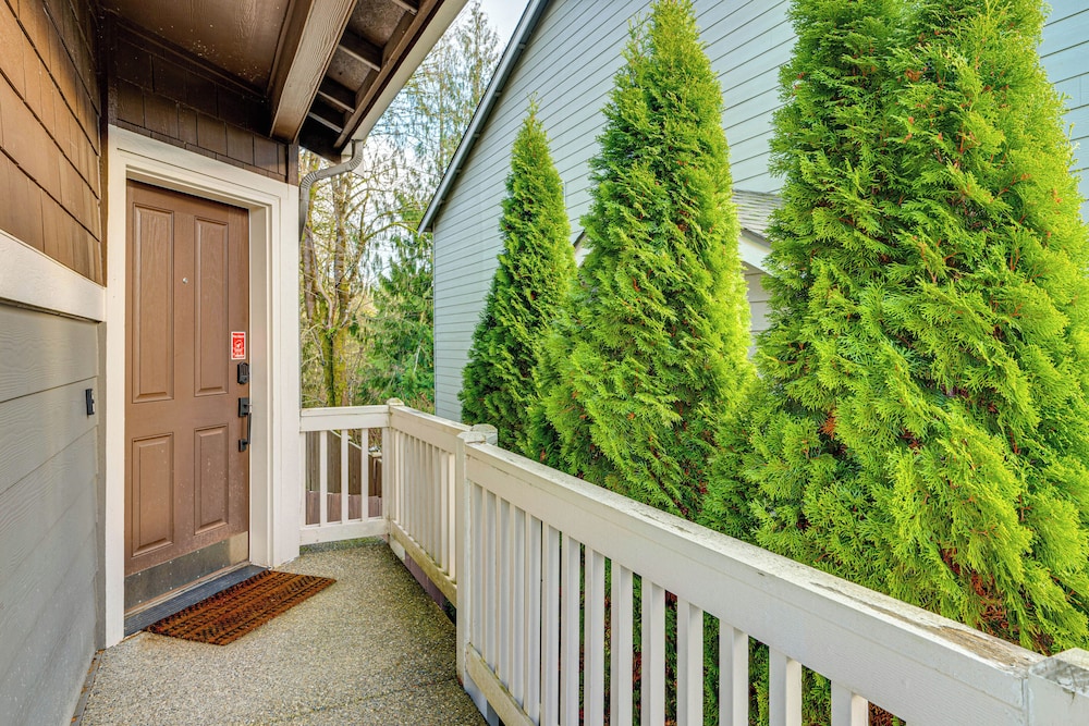 Game Room & Deck: Family-friendly Tumwater Gem
