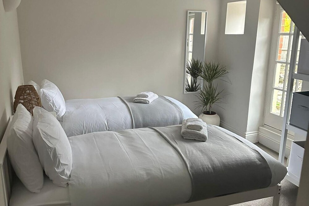 Luxury Family Home Central Bournemouth Sleeps 6 view 3