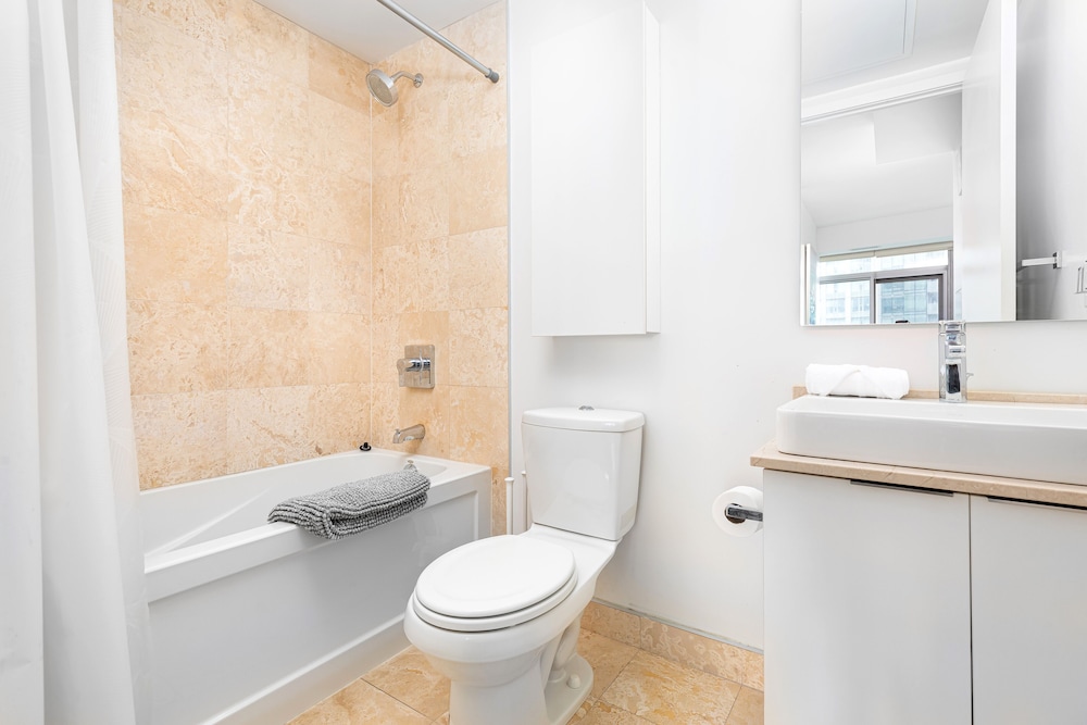 Downtown Toronto Condo near Scotiabank Arena