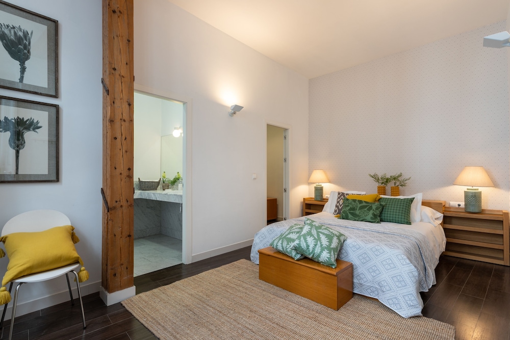 3 Bd Apartment With Balconies Next to Larios Street. Larios
