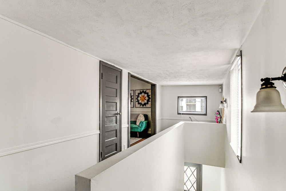 Walkable Location: Welcoming Unit in Omaha
