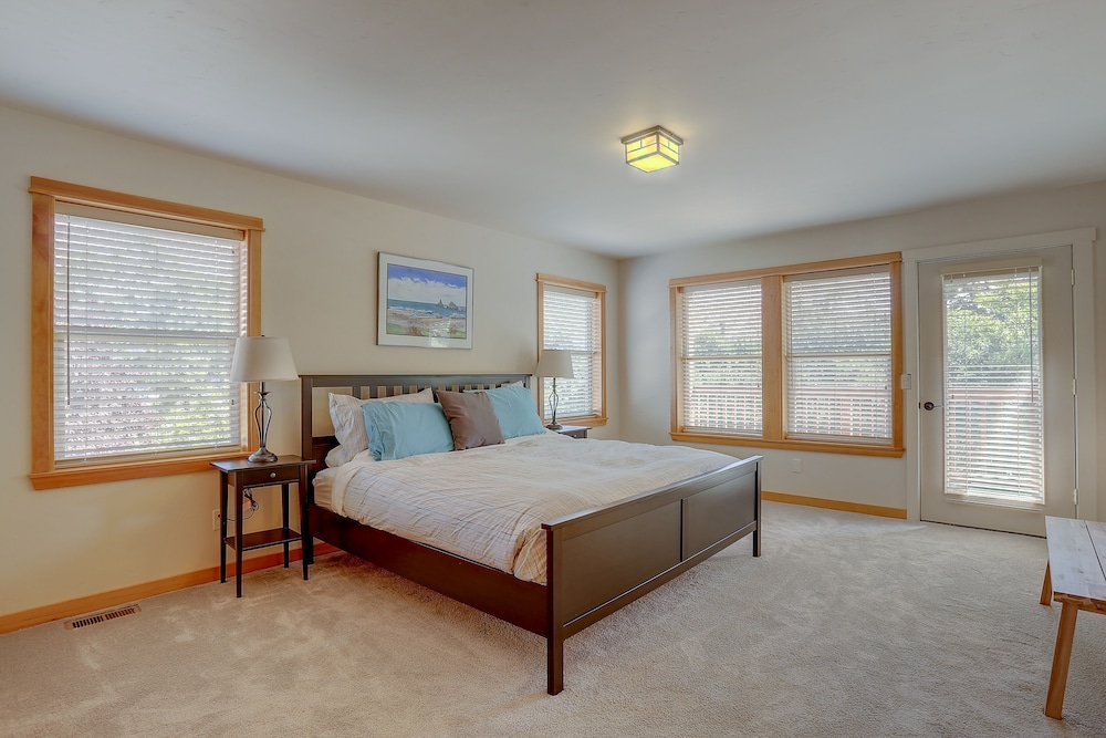 Hutson's Bridgeview **30 Day Minimum** 4 Bedroom Home by RedAwning