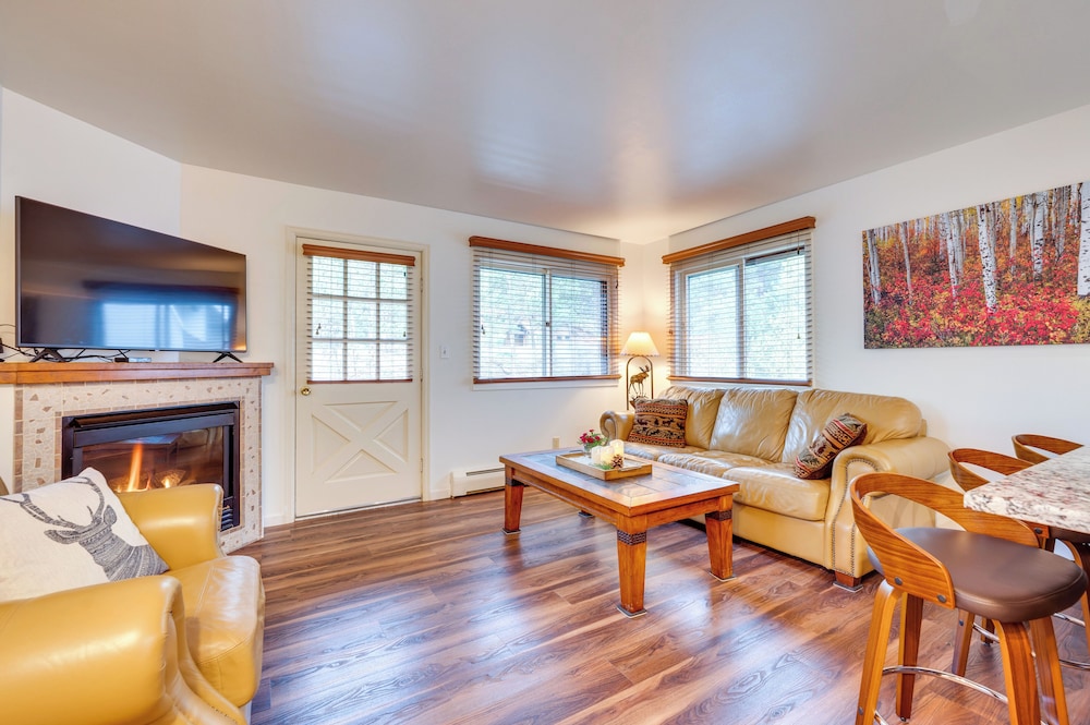 Estes Park Condo Rental: Balcony w/ River Views!