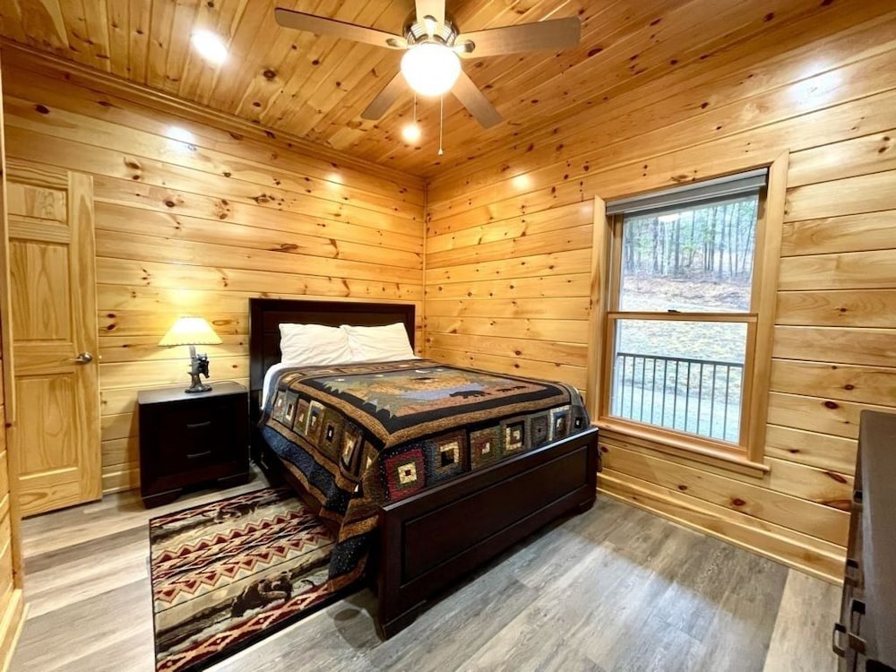 Peaceful family cabin near fishing with over 100 acres of mountain and field trails to explore! 2 Bedroom Cabin by RedAwning view 3