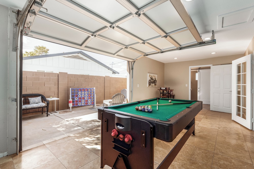Games Galore - Old Town Scottsdale - Pool - Mini Golf & More!