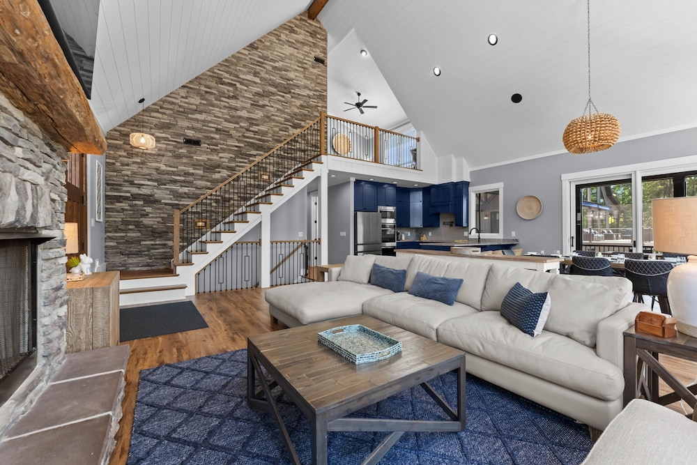 Blue Heron by Avantstay Lakefront Dock Pool Theater Sleeps 22