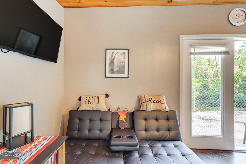 Cozy + Convenient Blairsville Cabin w/ Deck!