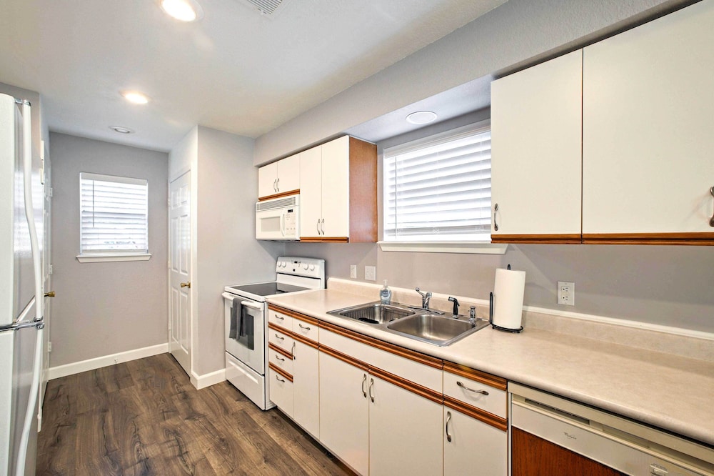 3 Mi to Branson Landing! Condo w/ Game Room Access view 5