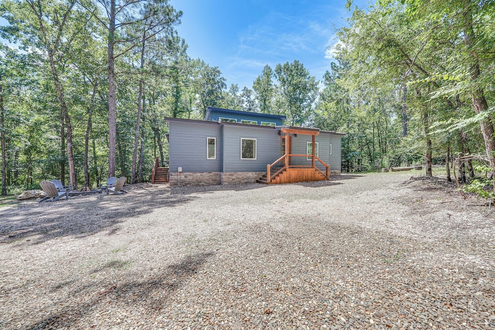 Creekside Cabin w/ Views & Hot Tub in Broken Bow