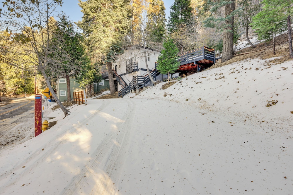 Lake Arrowhead Hideaway w/ Deck & Hot Tub