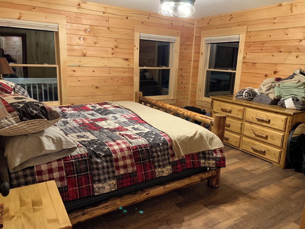 Back Lake Lodges Lazy Bear Cabin view 3