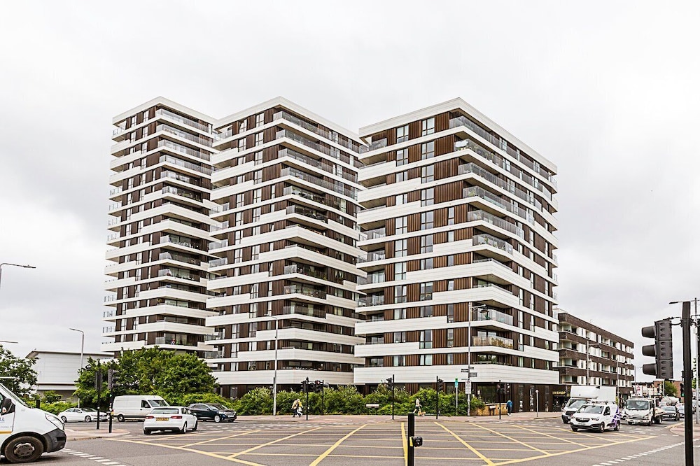 Modern 2-bed Flat With Terraces in Leyton