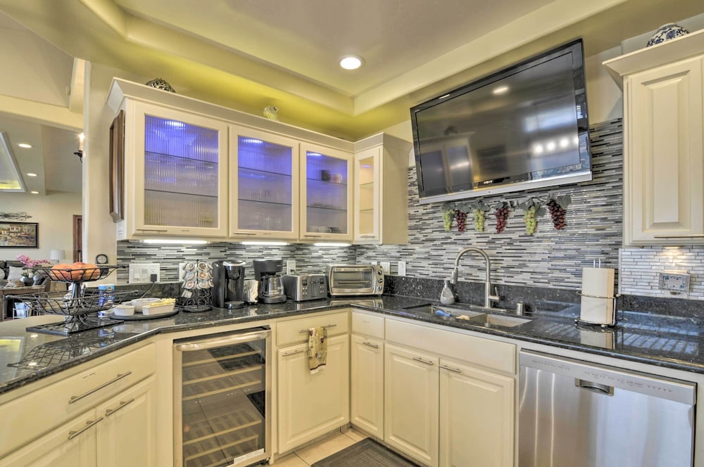 Chic Paradise Home w/ Terrace: 13 Mi to Wineries!