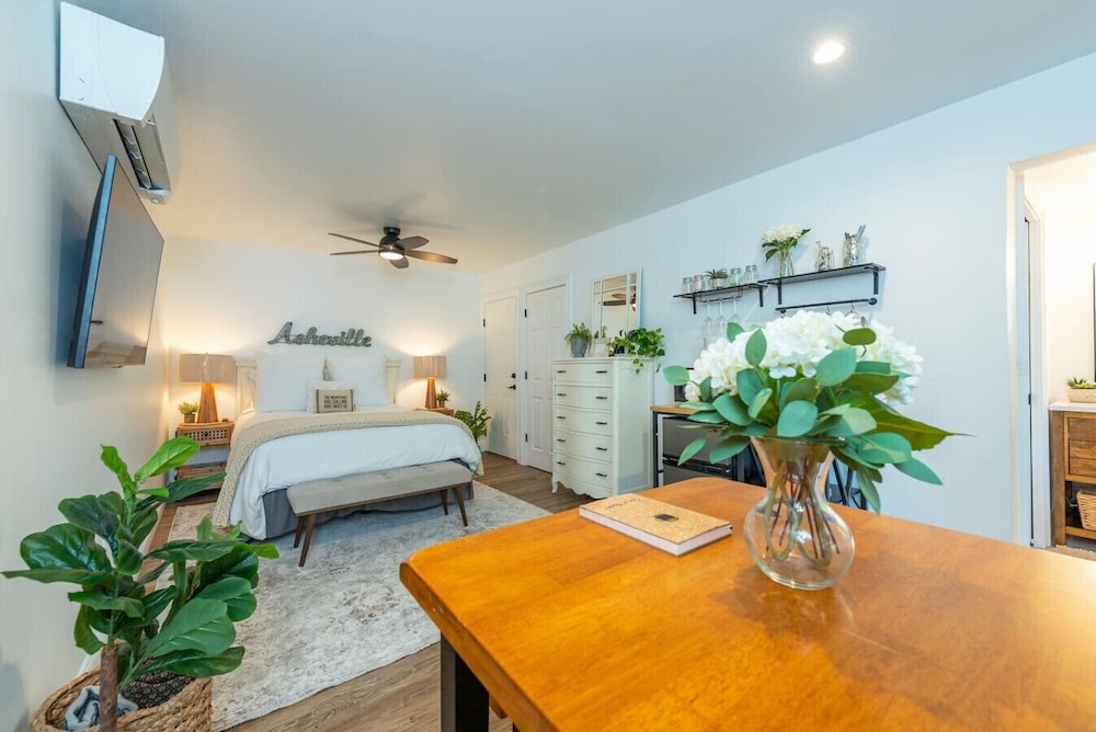 Pet Friendly Studio Near Biltmore w Espresso bar