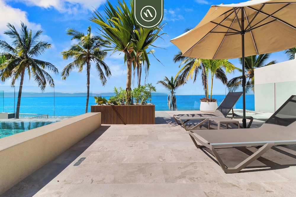 New Stylish 1 BR Condo - Ocean Views - Flex Room