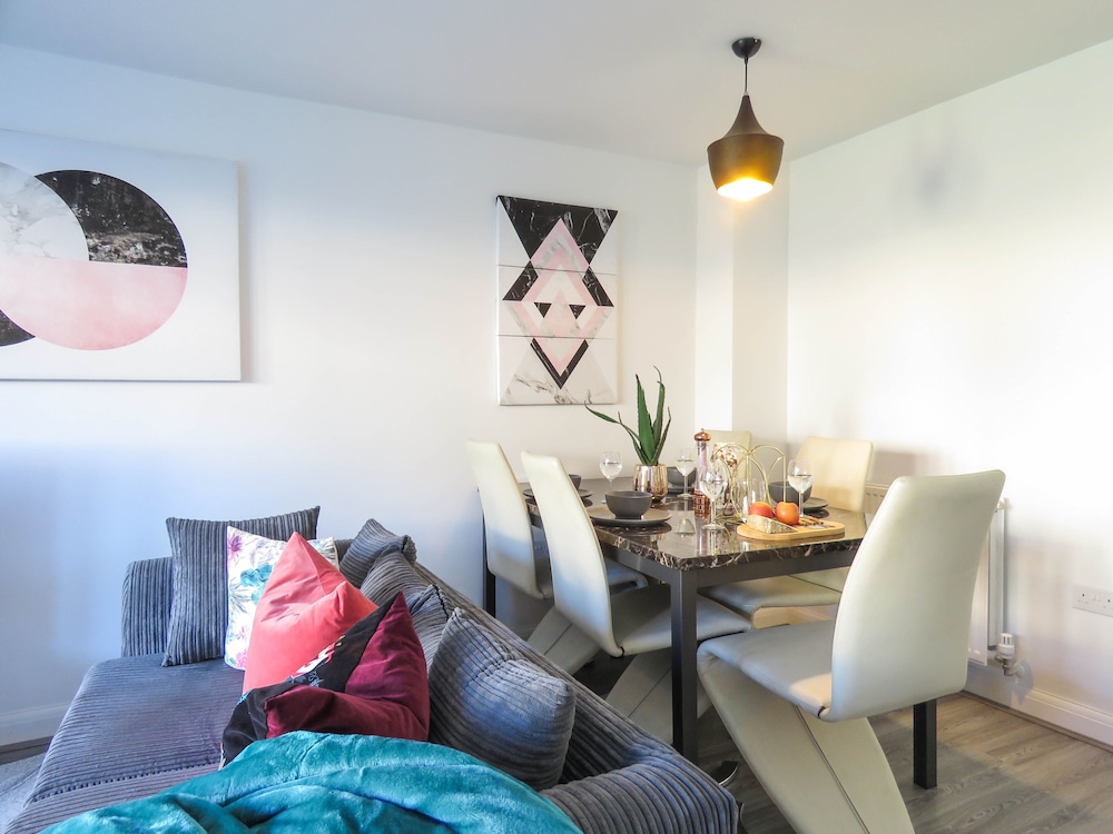 Tudors eSuites Birmingham House with Private Garden Free Parking