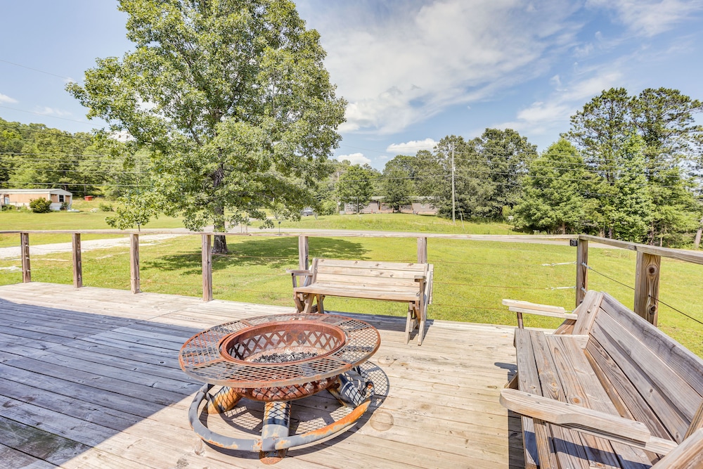 Oxford Vacations - Jacksonville Home w/ Deck - 30 Mi to Talladega! - Property Image 1