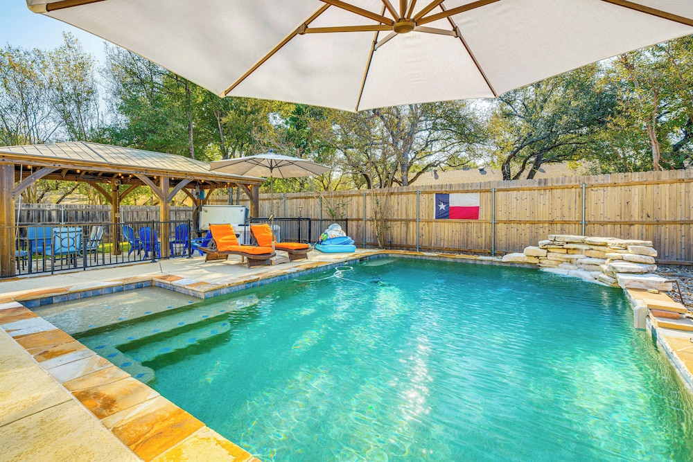 Outdoor Entertainment Space: Austin Family Home